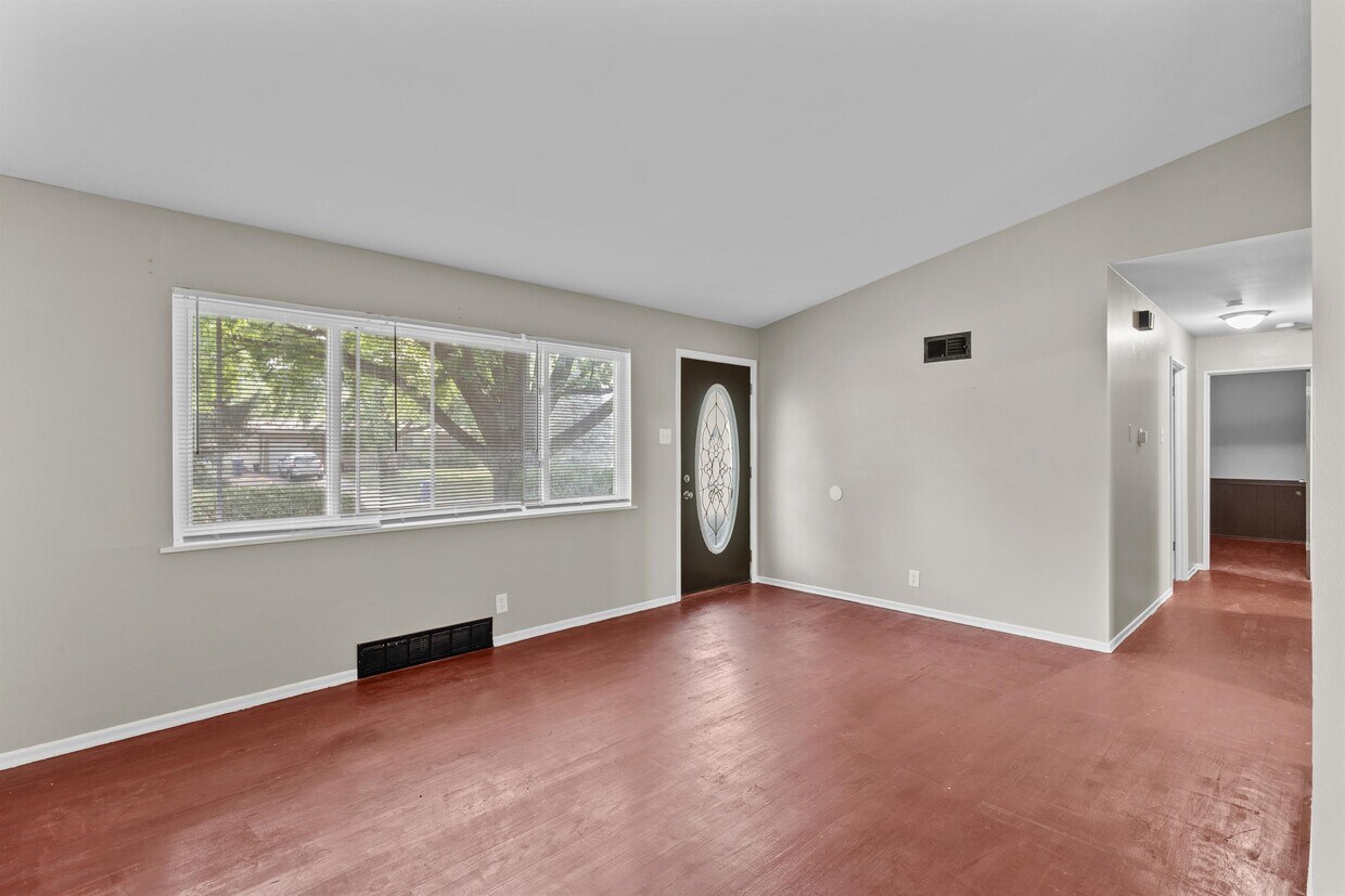 Primary Photo - 2025 Thunderbird Ave