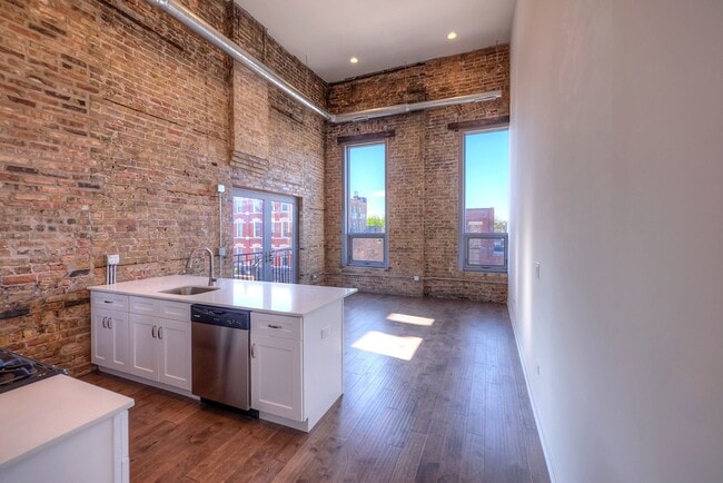 Building Photo - 1532 W Chicago Ave
