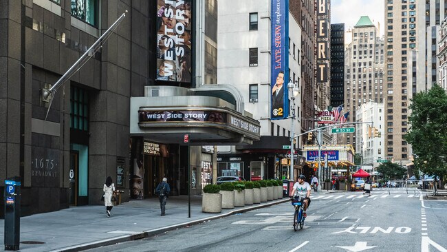 Foto del edificio - 305 W 50th St