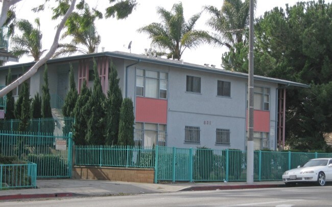 Foto del edificio - 821 Centinela Ave