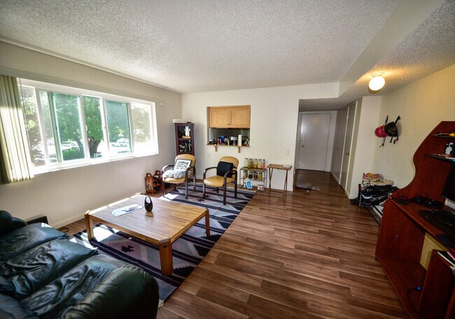 Foto del edificio - 4851 Cowell Blvd