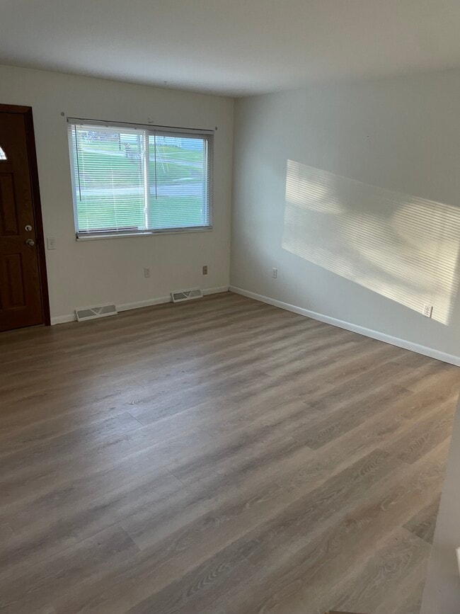 Living Room - 330 Diane St