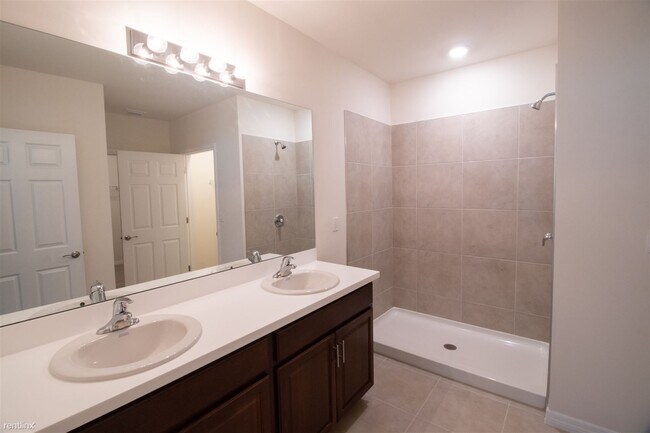 Building Photo - 4 br, 2 bath House - 2009 Southeast 8th Place