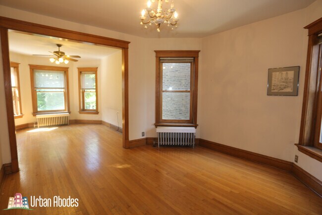 Building Photo - 1334 W Cornelia Ave
