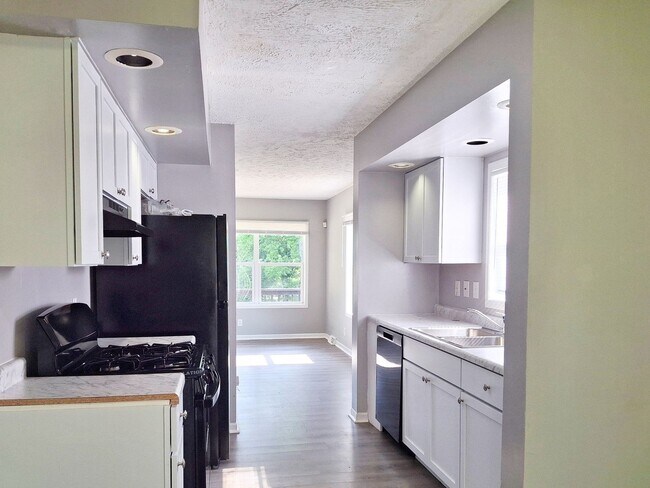 Foto del edificio - 4 Bed / 2 Full Bath House with Brand-New Kitchen, Attached Garage, and Full Basement - Built 2001