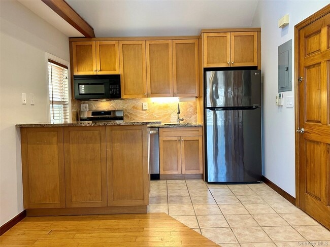 Foto del edificio - 53-56-56 72nd Pl