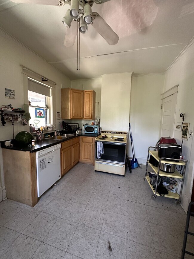 Foto del edificio - 3 bed 1 bath near UWEC! Available June 1st...