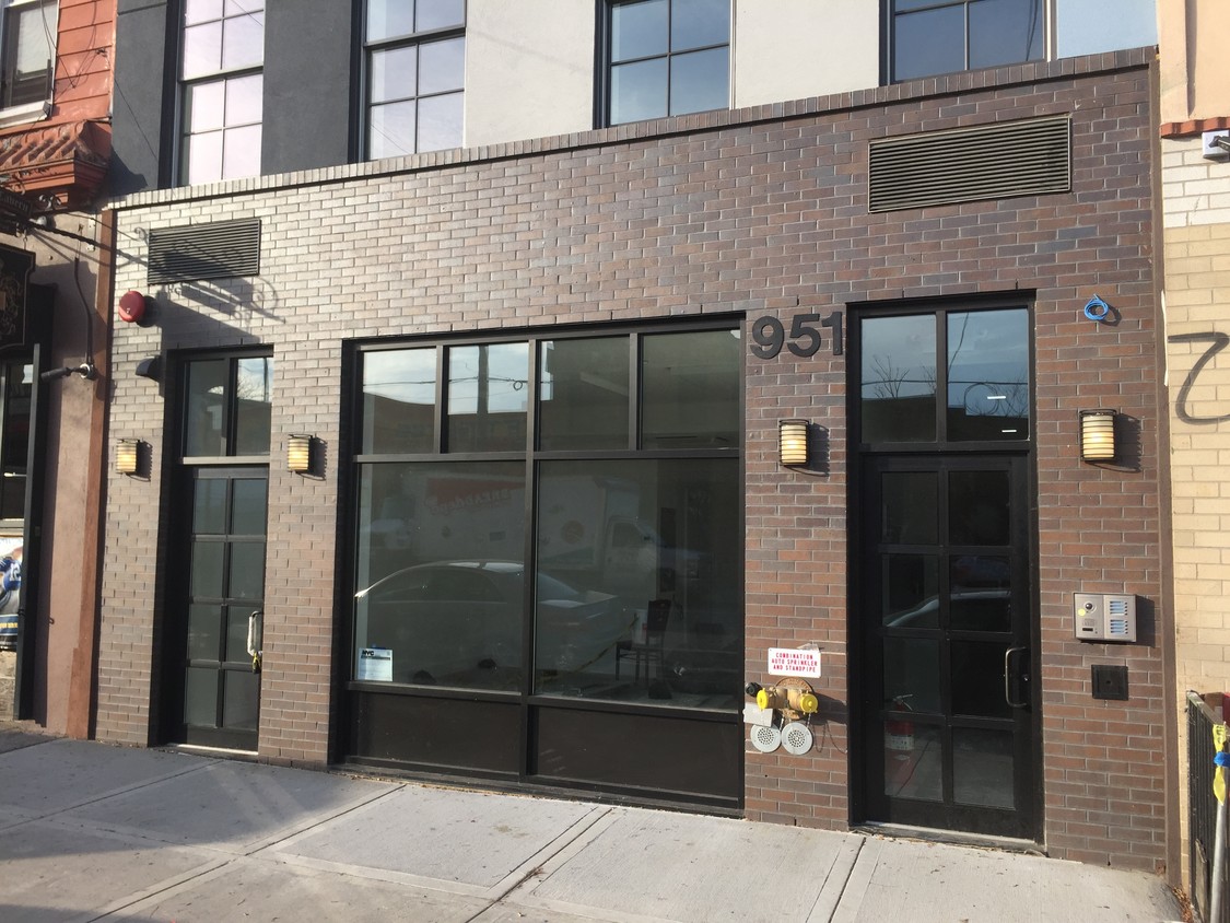Building Photo - 949-955 Grand St