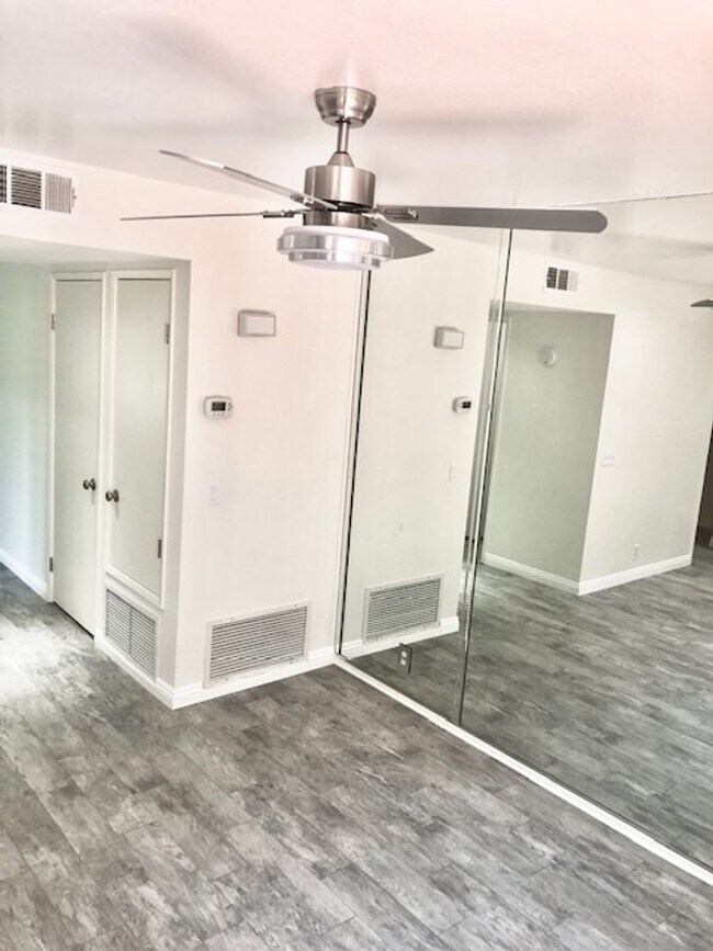 Foto del edificio - Charming 3 Bedroom, 2.5 Bath end unit Town...