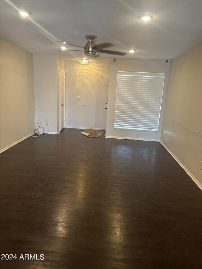 Foto del edificio - 6321 W Mountain View Rd