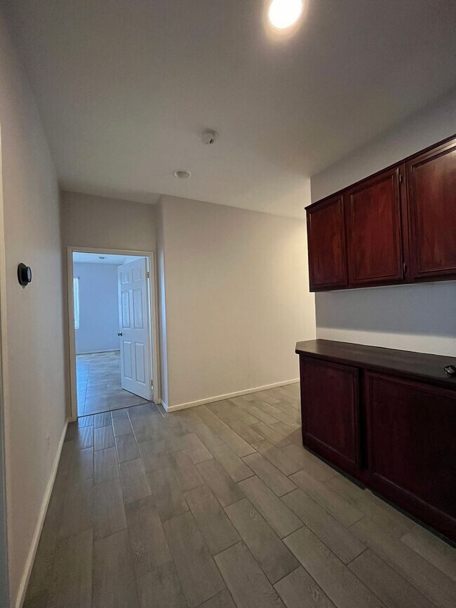 Foto del edificio - Spacious 4-Bedroom Home Available!