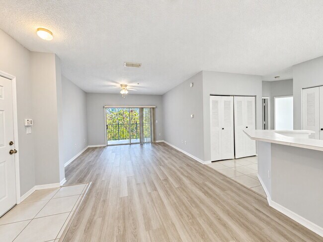 Foto del edificio - 615-304 Fairway Dr.