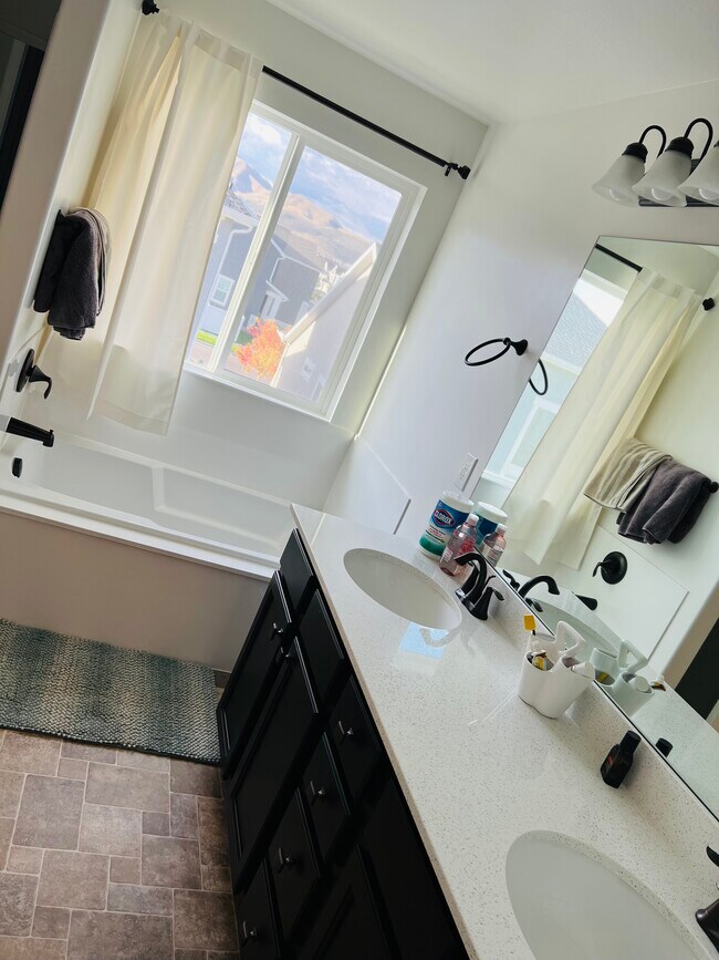 Foto del edificio - 1739 Valcrest Dr