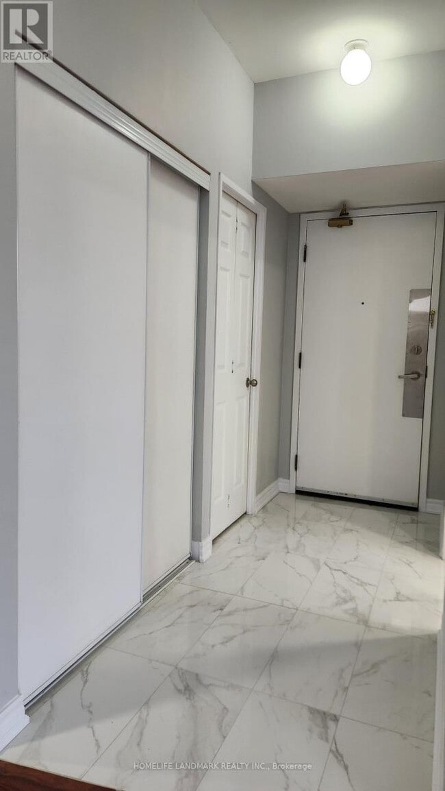 Photo du bâtiment - 6 Humberline Dr