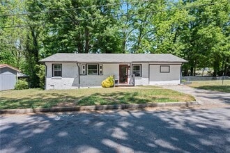 Building Photo - 100 Pine Cir