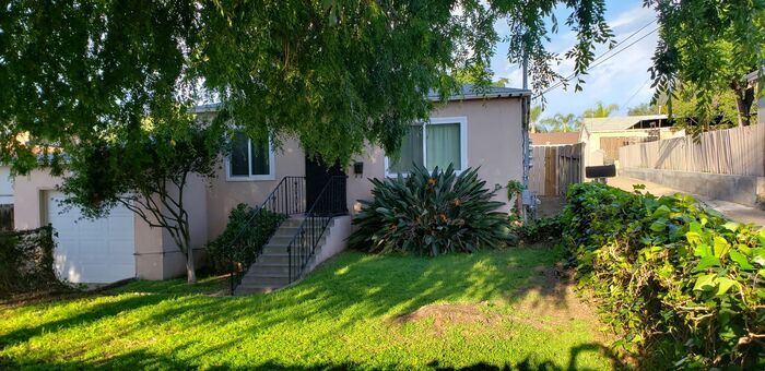 Foto principal - Beautiful La Mesa home w/ huge yard & garage