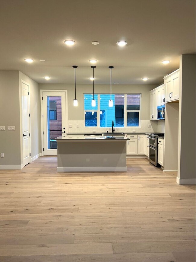 Foto del edificio - Modern 3Bed/2Bath PLUS 2 car garage Townhome in Bellevue!