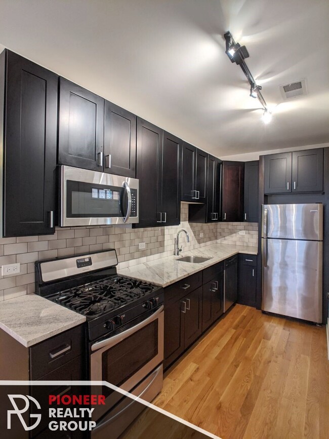 Building Photo - 2211 W Eastwood Ave