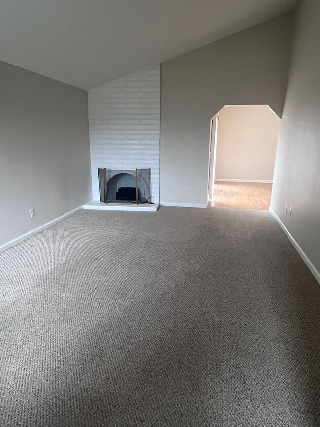 Building Photo - BEAUTIFUL UPDATED DUPLEX IN CITRUS HEIGHTS!!