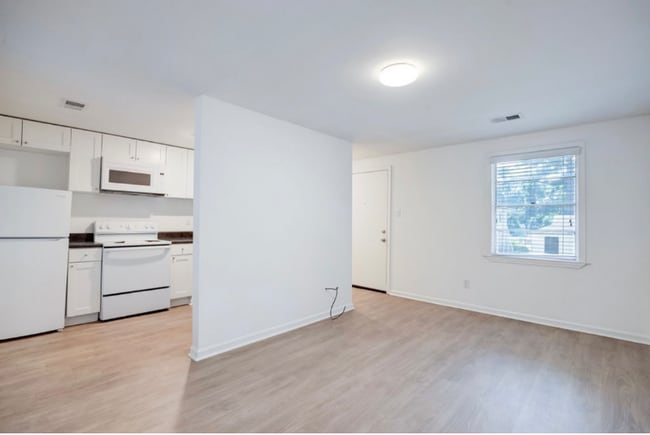 Photo - 2038 Southern Ave (Memphis, TN) Apartment