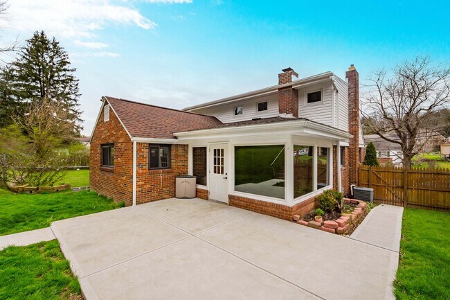 Foto del edificio - AVAILABLE JULY 1ST!! GORGEOUS 3 BED / 2 BATH HOME IN PENN HILLS!