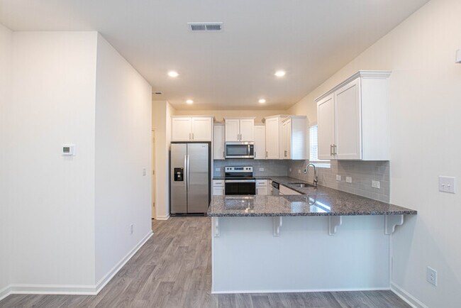 Building Photo - BEAUTIFUL 3BD/2.5BTH Townhome - Belmont -A...
