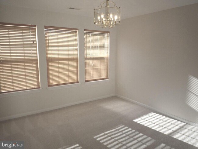 Building Photo - 2400 Ellsworth Way