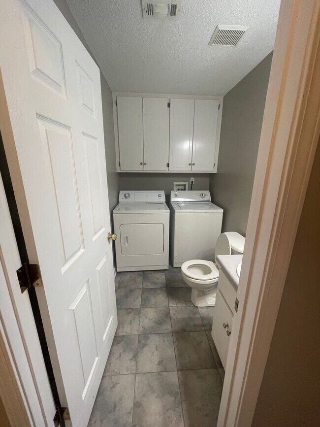 Foto del edificio - 212 Foxchase Ln