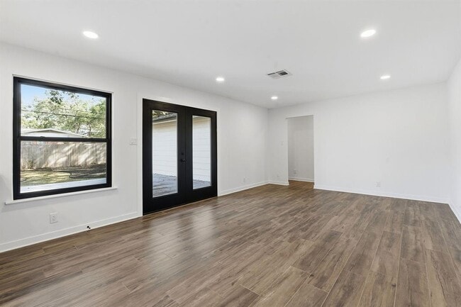 Foto del edificio - 5609 Mapleleaf Dr