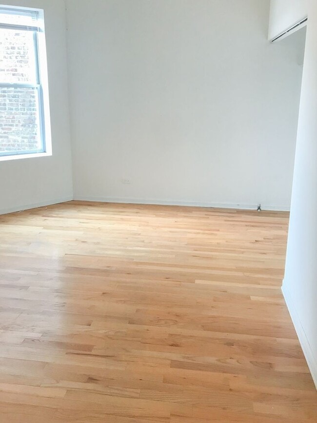 Building Photo - 1022 N Damen Ave