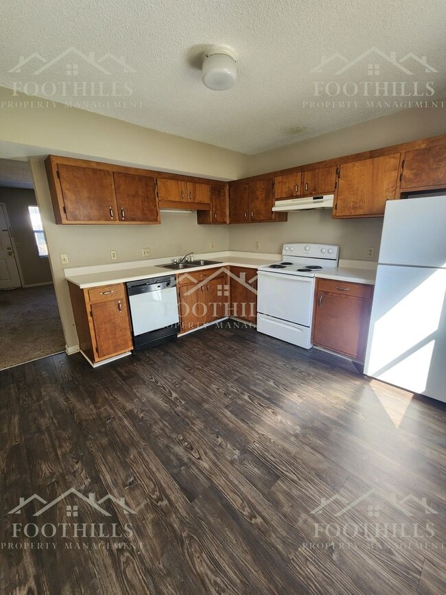 Building Photo - Beautiful 2-Bed Townhome with Storage and ...