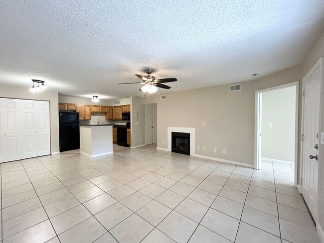 Building Photo - Lovely 2/2 Spacious Condo in the Highly De...