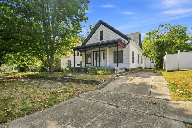 Building Photo - 208 E 12th St
