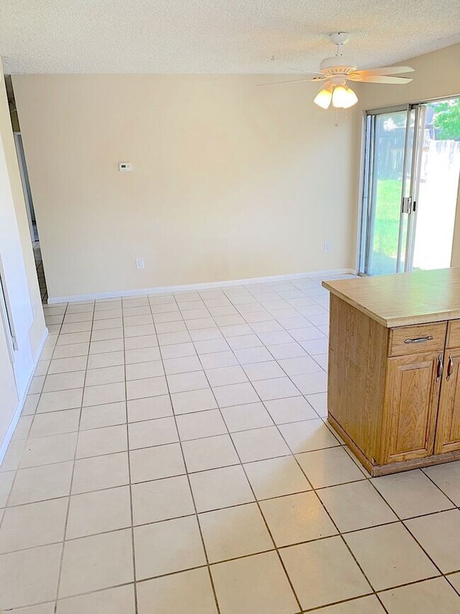 Building Photo - Polished Gem Inside! 4BR w/ Garage & Yard!