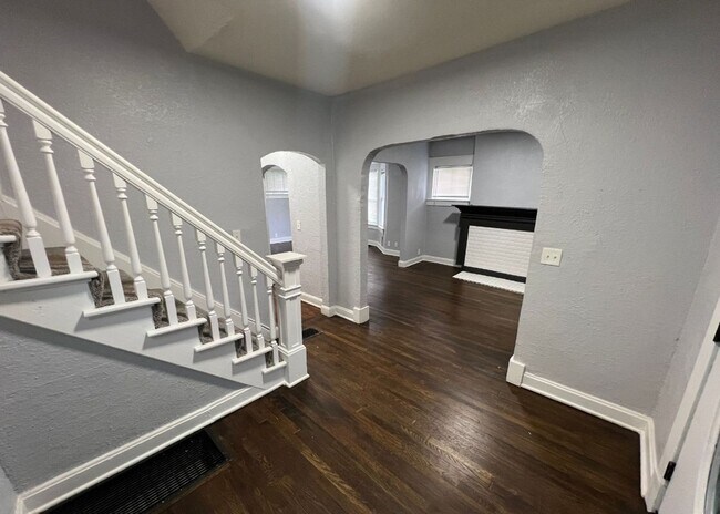 Foto del edificio - Spacious 5 Bedroom Bungalow in Historic No...