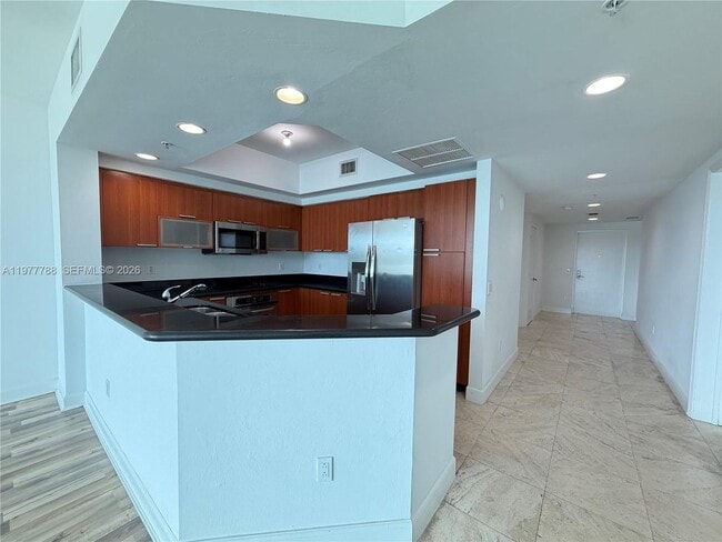 Foto del edificio - 15051 Royal Oaks Ln