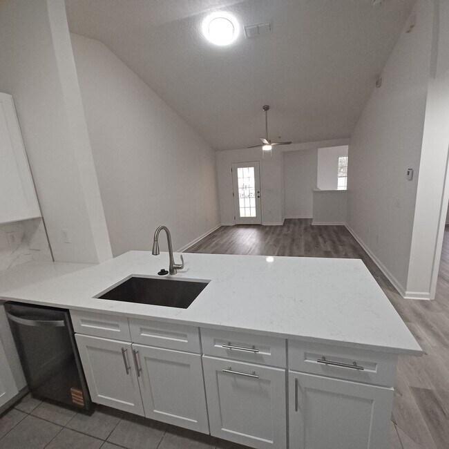 Foto del edificio - Cozy 1 BR 1 BA Condo