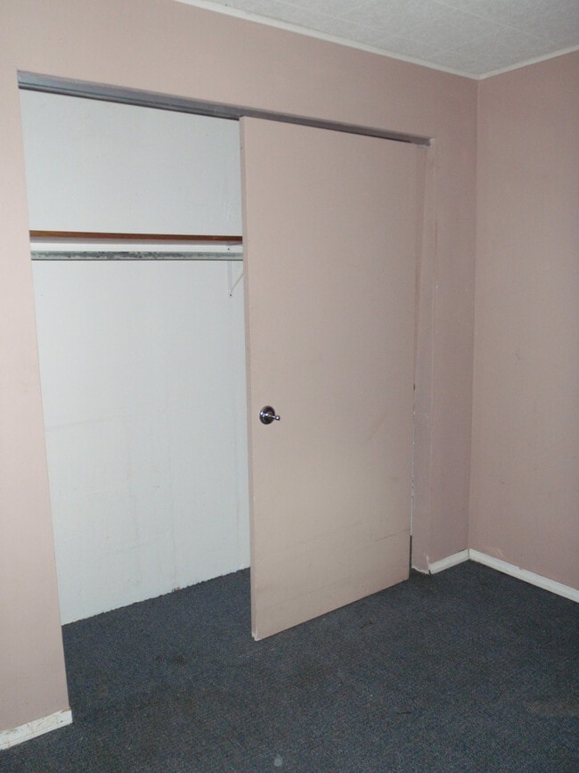 Building Photo - 857 Twin Oak Dr