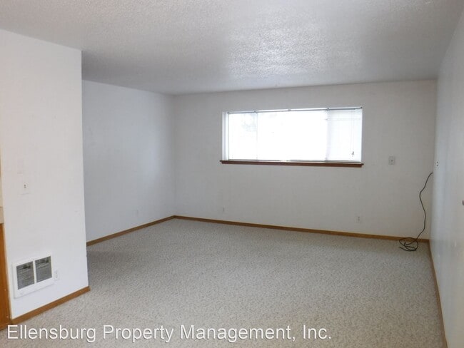 Building Photo - 208 S Pine St
