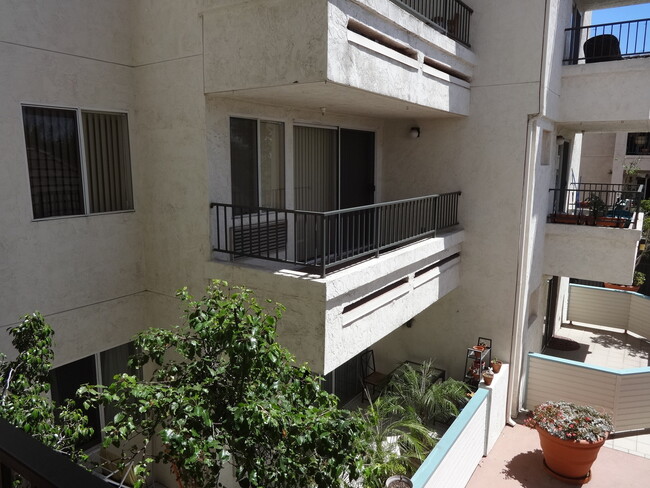 Foto del edificio - Centrally Located 2nd floor Upgraded Condo