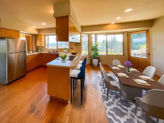 Building Photo - Expansive 5-Bedroom Lake Oswego Property N...