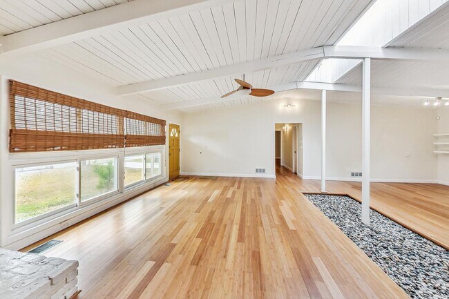 Building Photo - Single Story Contemporary Ranch off Pleasa...