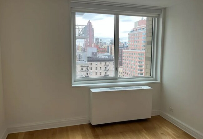 Building Photo - 280 W 81st St