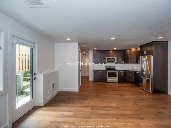 Foto del edificio - 3412 N Commercial Ave