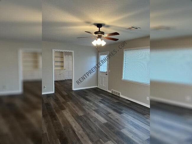 Building Photo - 3301 Eastman Dr