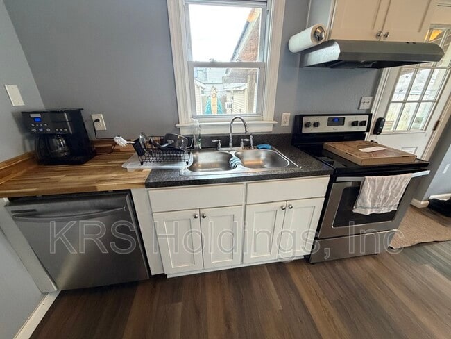 Building Photo - 412 E Westmont Ave