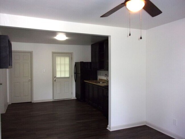 Foto del edificio - Beautifully Renovated 2 Bedroom 1 Bath Home