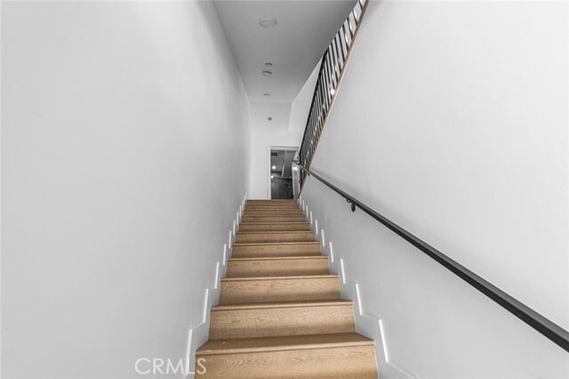 Building Photo - 1376 Edgecliffe Dr