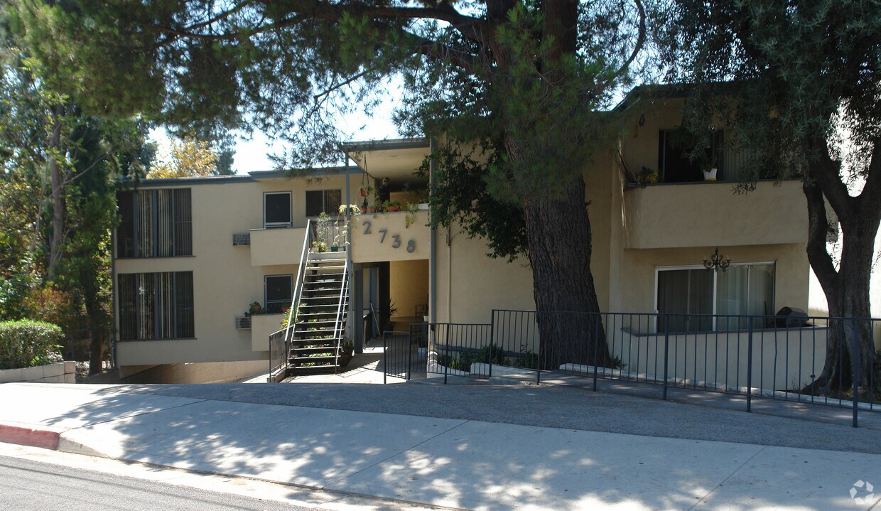 Foto del edificio - 2738 Montrose Ave