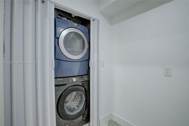 Building Photo - 616 SW 11th Ct